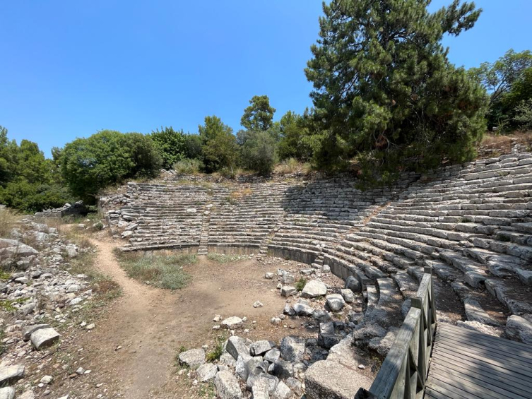 Phaselis Antik Tiyatrosu şehirden limana uzanan yol üzerinde bulunuyor.